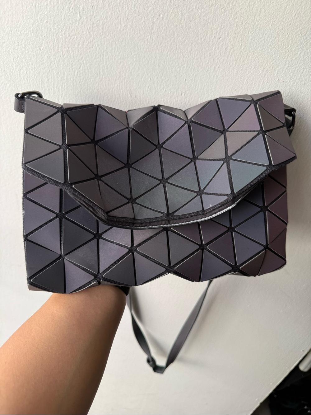 Geometric Textured Crossbody Bag in Iridescent purple